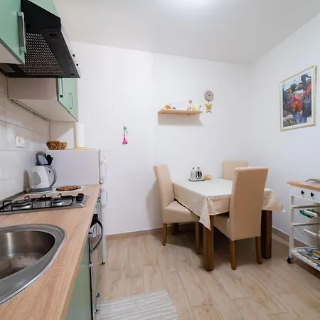 Charming In Old Town Apartment *